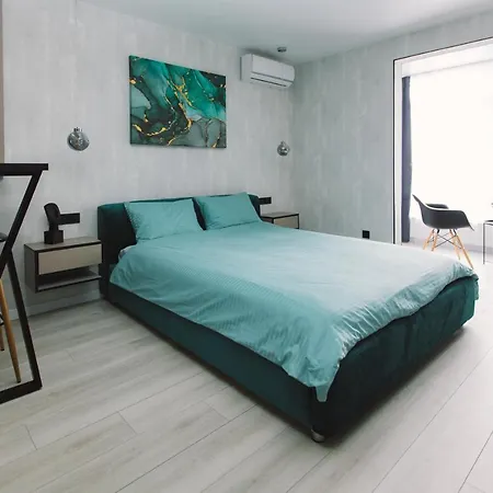 нова з неймовірним краєвидом на озеро Apartment *